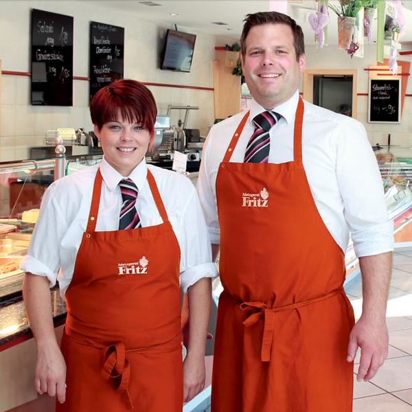 Zwei Personen der Metzgerei Fritz in Arbeitskleidung